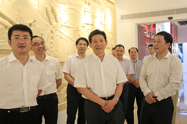 2017年9月，中國建筑材料聯(lián)合會會長喬龍德（中）來集團(tuán)調(diào)研，充分肯定集團(tuán)在創(chuàng)新驅(qū)動、綠色發(fā)展、“一帶一路”等方面取得的成績